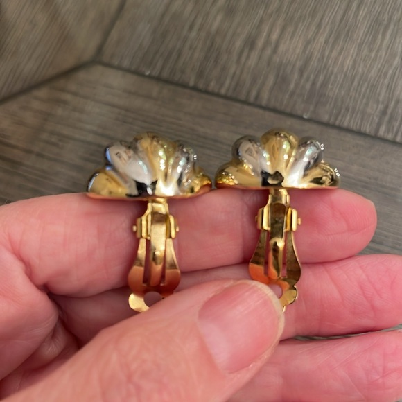 Vintage Round Two-tone Ribbed Clip Earrings - Picture 6 of 15